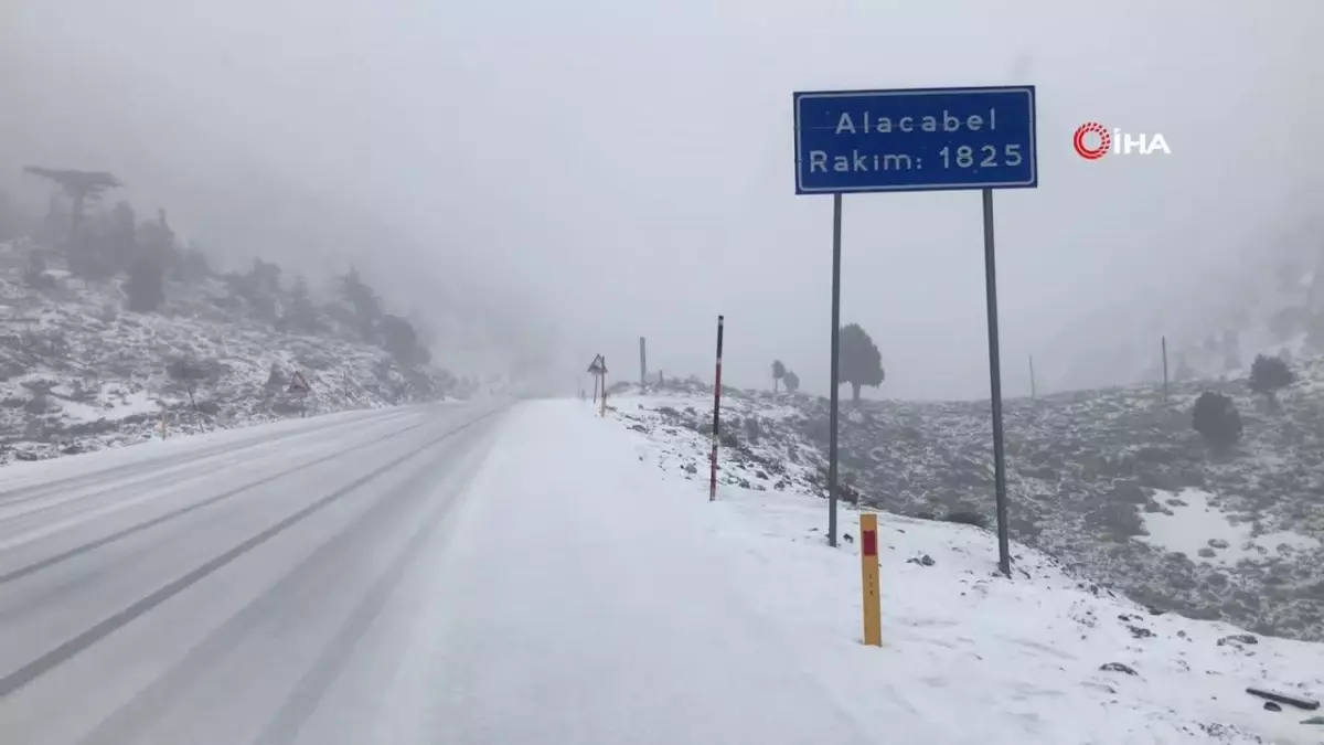 Antalya’da Mevsimin İlk Karı Düştü